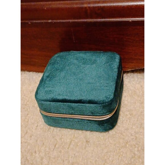 Source Unknown Jewelry - Plush Emerald Green Velvet Travel Jewelry Box